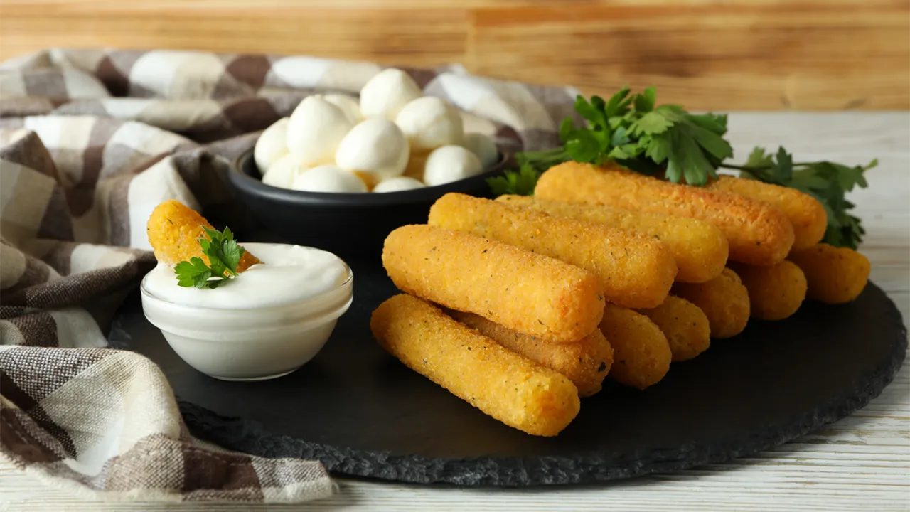 bastonase de mozzarella in friteuza cu aer cald Reteta bastonase de mozzarella in air fryer